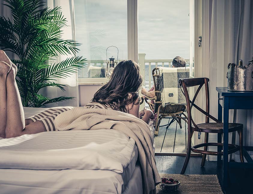 Hotellrum med havsutsikt och härlig balkong på Falkenberg Strandbad