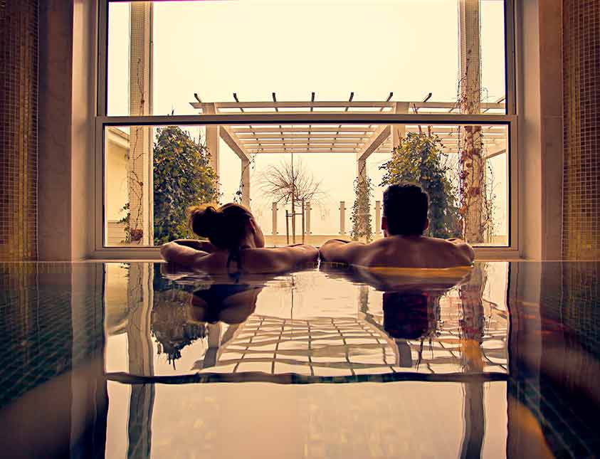 Boka Ivory spapaket och upplev sköna pooldopp med utsikt på Falkenberg Strandbad