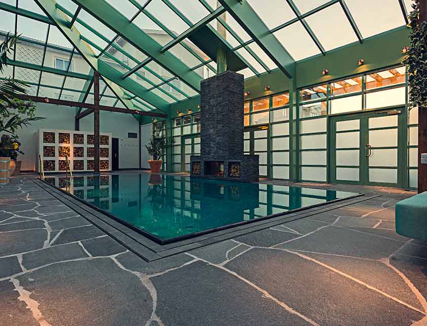 The Retreat Club och poolen till ditt förfogande när du bokar Jade spapaket på Falkenberg Strandbad