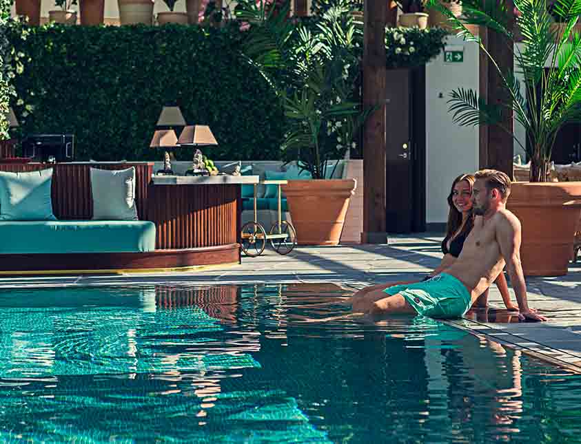 Härligt sällskap vid poolen på Falkenberg Strandbad