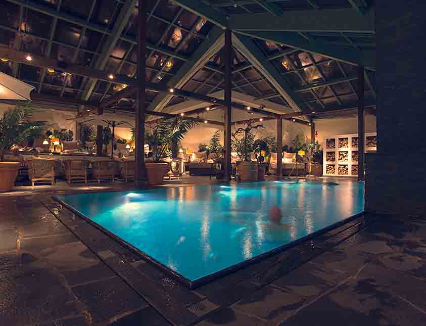 Ett dopp i poolen är lika skönt dag som kväll på Falkenberg Strandbad