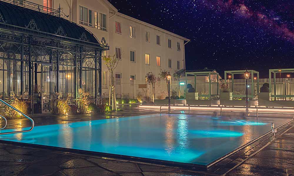 Poolen är inbjudande dag som natt i vårt spa på Falkenberg Strandbad