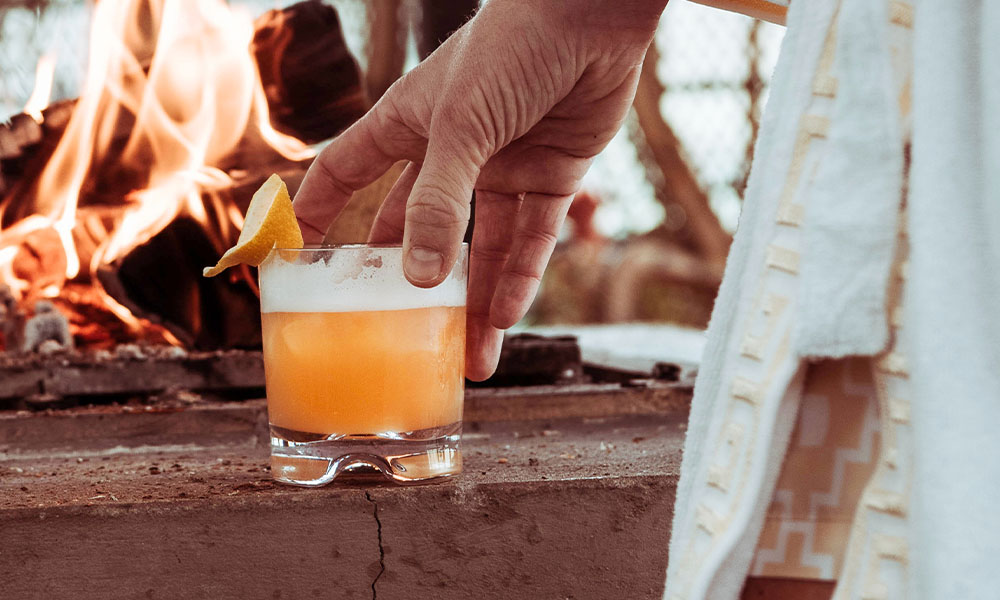 Njut av en drink på Falkenberg Strandbad