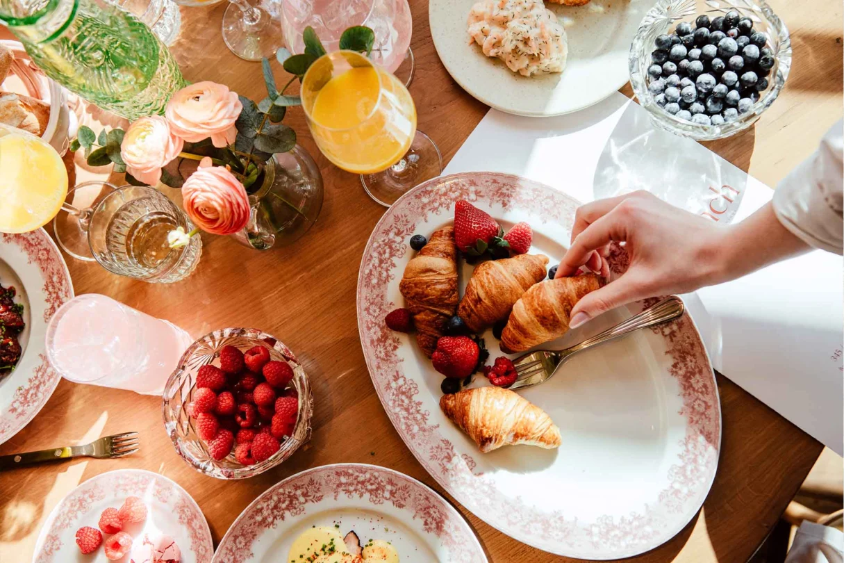 Lyxig frukostbuffé med croissanter, färska bär och mimosa på Falkenberg Strandbads hotell vid havet