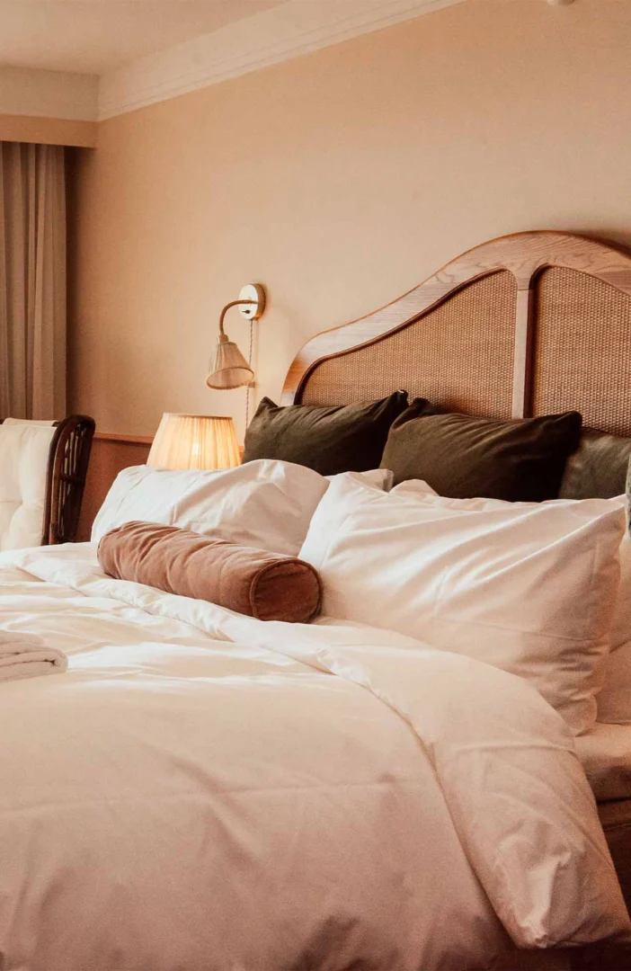 Lyxigt hotellrum med rymlig säng och varma jordtoner på Falkenberg Strandbad