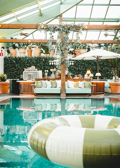 Spring Fling – RC Lyxig poolmiljö med lounge-soffa och flytring vid Falkenberg Strandbads spa-avdelning under glastak