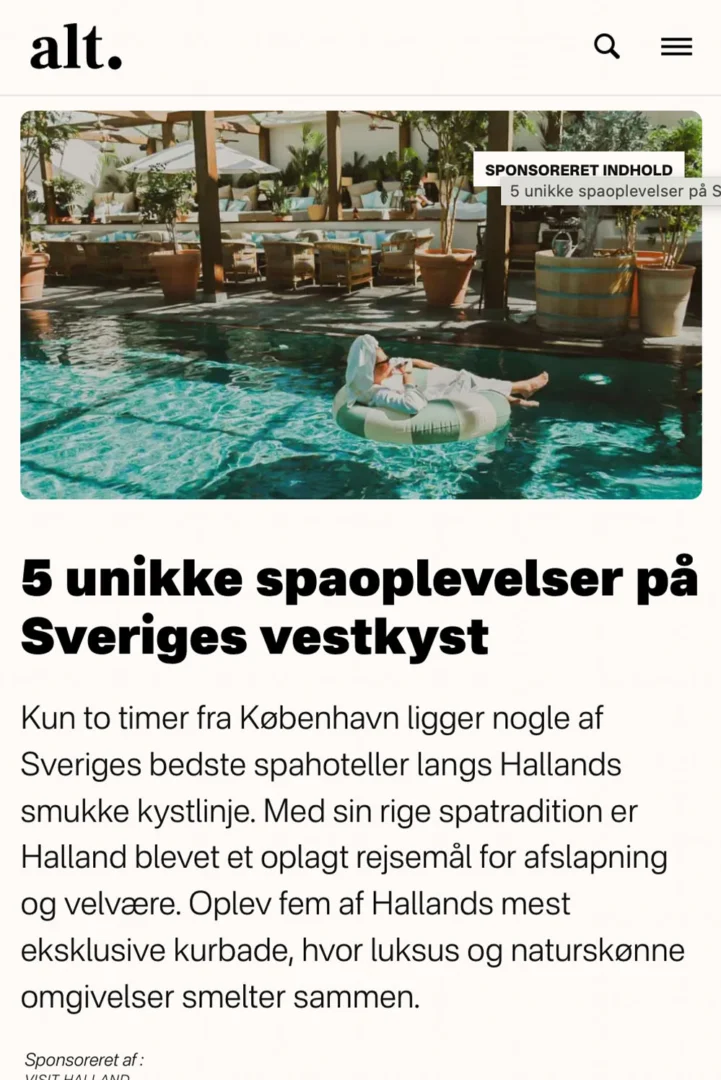 Gäst kopplar av på uppblåsbar svan i spahotellets poolområde på Sveriges västkust