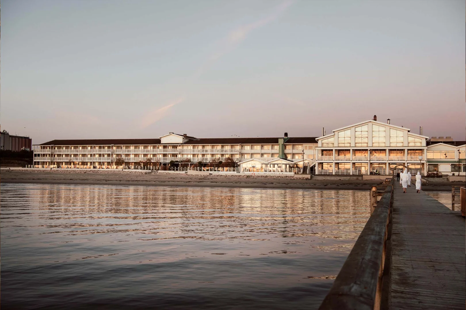 Falkenberg Strandbad hotell och spa vid havet med regnbåge över stranden vid solnedgång