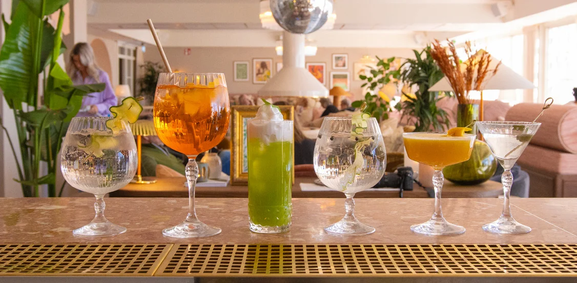 FSB-Aktiviteter-konferens-Coctailkurs Färgglada cocktails och mocktails uppradade på bardisk under cocktailkurs på Falkenberg Strandbad