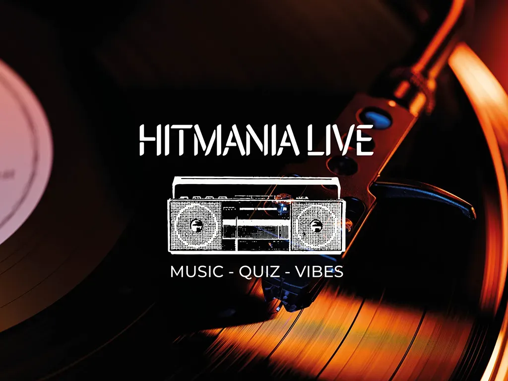 hitmaniawebb Vinylspelare med varmt ljus och retro boombox för Hitmania Live musikquiz på Falkenberg Strandbad