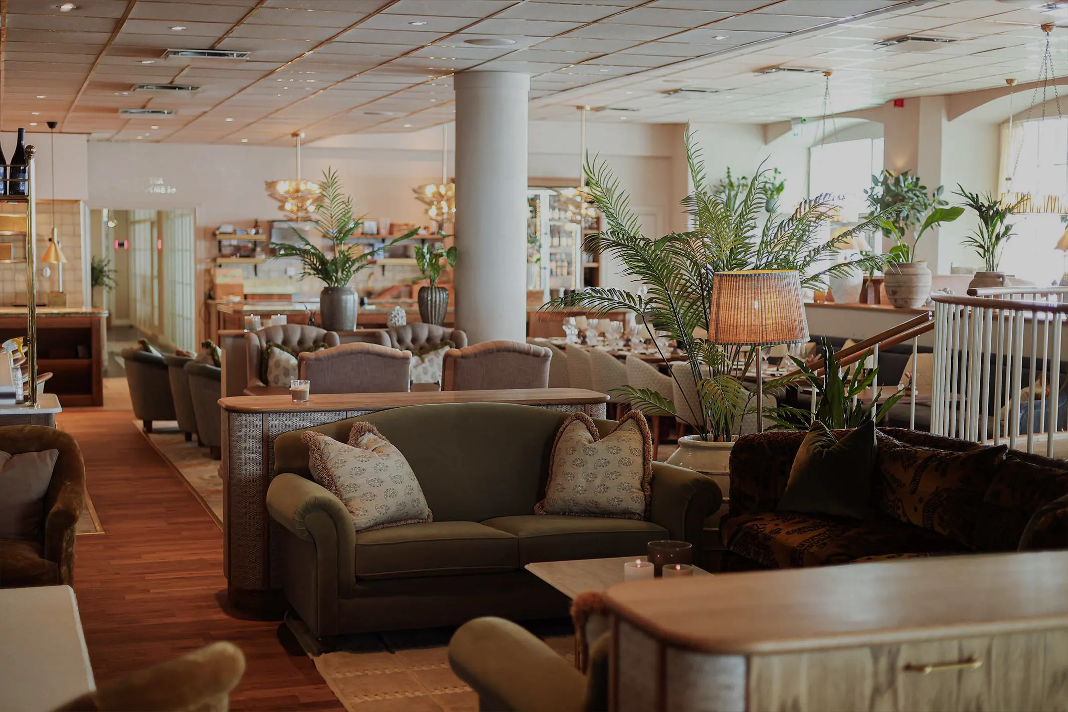 Lounge och restaurangmiljö i Brasserie Famille på Falkenberg Strandbad