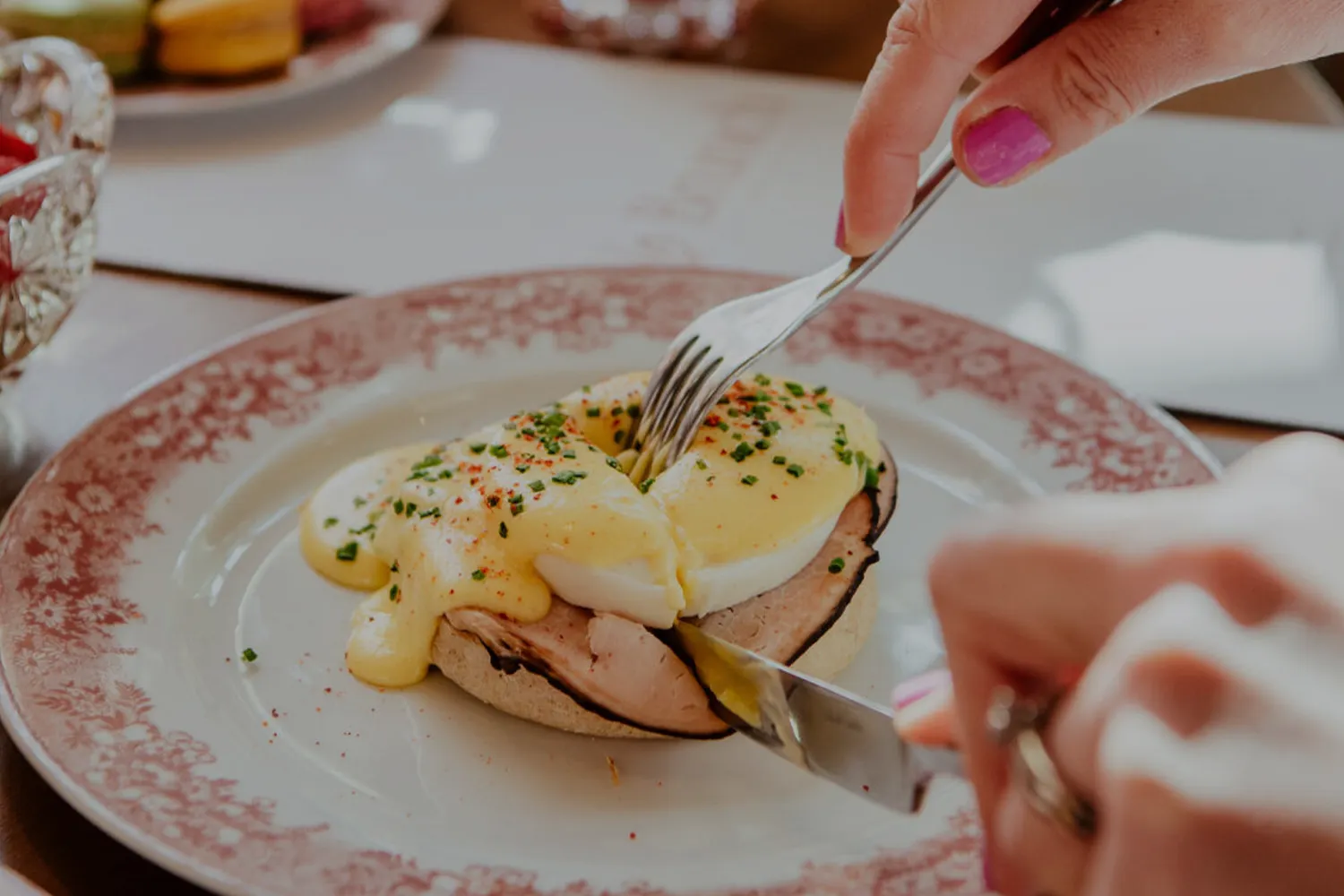 Eggs benedict serverad på tallrik under brunch på Falkenberg Strandbad