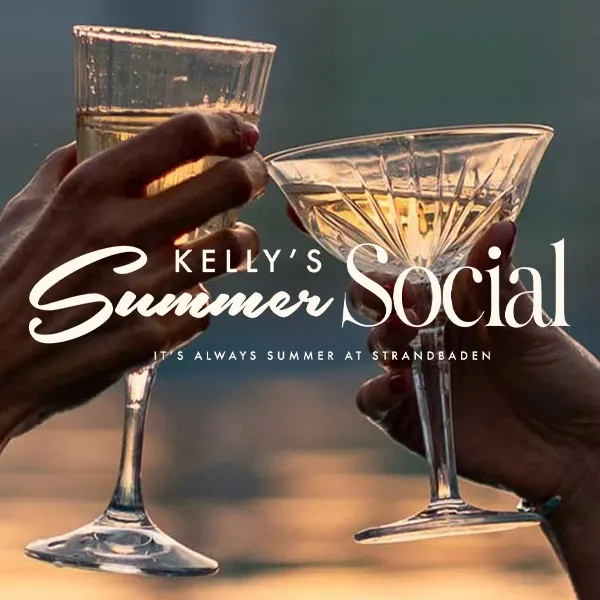 Två glas som skålar i solnedgång vid havet på Falkenberg Strandbad